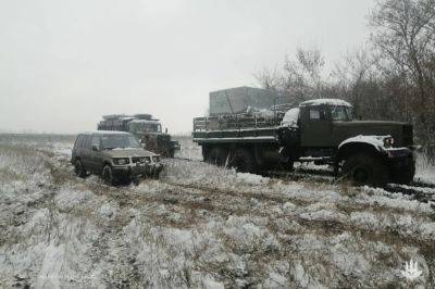 Автомобили КрАЗ помогают укреплять линию обороны (фото) - autocentre.ua