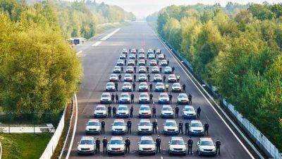 Полицейские на Skoda Kodiaq демонстрируют задержание правонарушителей на ходу - auto.24tv.ua - Чехия