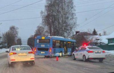 В Твери в ДТП попал пассажирский автобус - afanasy.biz - Тверь