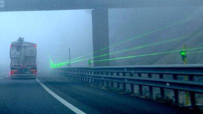 В Испании из-за плотного тумана сработали лазерные указатели: как это выглядит - auto.24tv.ua - Испания