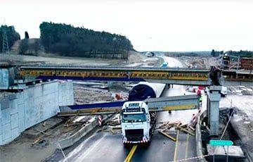 В Польше грузовик перевозил ветровой генератор и обвалил секцию моста - charter97.org - Белоруссия - Польша