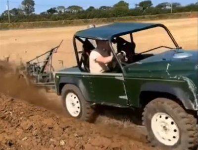Как на Land Rover можно перепахать поле (видео) - autocentre.ua - Англия