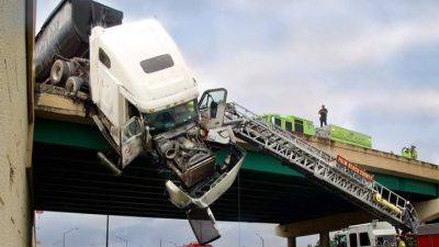 Фура зависла на мосту: водителя спасли, а зеваки разбились - auto.24tv.ua - штат Флорида