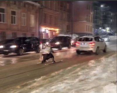 Львовские патрульные задержали «бабушку» на лыжах, которую взял на буксир BMW - autocentre.ua - Львов