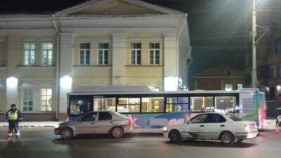 В Омске столкнулись иномарка и автобус с пассажирами - usedcars.ru - Омск - Омская обл.
