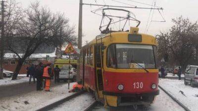 В Краснодаре трамвай сошел с рельсов после столкновения с ВАЗом, пострадали две девушки - usedcars.ru - Россия - Краснодар