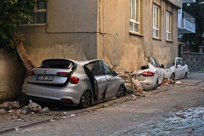 Последствия землетрясения: в Турции дом встал на припаркованные авто (фото) - autocentre.ua - Турция