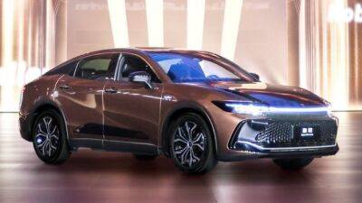 Toyota Crown: новое амплуа японской автоклассики - usedcars.ru - Китай - Россия - Япония - Владивосток - Гуанчжоу