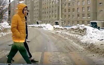Один водитель наказал другого за... пропуск пешехода (видео) - zr.ru - Россия - Чебоксары