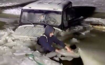 Любители экстремальной езды провалились под лед на внедорожнике (видео) - zr.ru - Самарская обл.