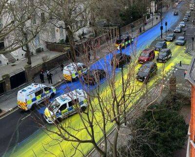 Напомнили о годовщине войны: активисты в Лондоне окрасили дорогу в цвета украинского флага - autocentre.ua - Украина - Англия - Лондон - Россия