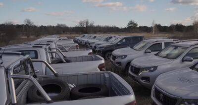 Александр Комаров - Защитникам Украины передали 38 новых пикапов Mitsubishi и Peugeot (видео) - autocentre.ua - Украина