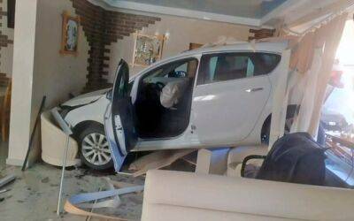 Нежданная гостья: девушка влетела на машине в окно дома - zr.ru - Ставрополье край