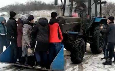 Из-за половодья людей перевозят в ковше трактора (видео) - zr.ru - Россия