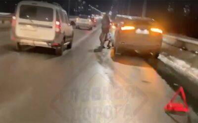 Разбомбило: машины десятками бьют колеса в дорожных ямах (видео) - zr.ru - Россия
