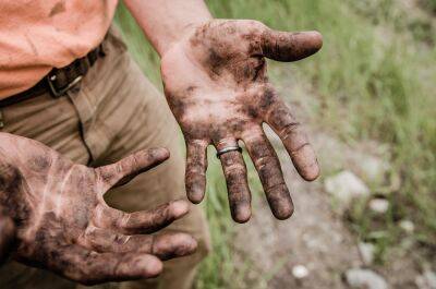 Как отмыть руки от грязи после ремонта авто - лайфхак - apostrophe.ua - Украина