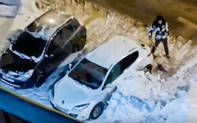 Не поленился: засыпал машину снегом из-за парковочного места (видео) - zr.ru