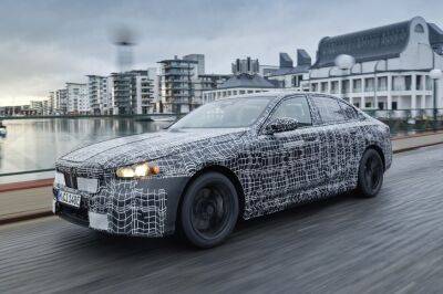 BMW готовится к дебюту новой «пятёрки»: официальные «шпионские» фотографии седана i5 - kolesa.ru - Швеция