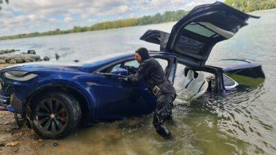 Tesla Model X продали за 24 000 долларов на следующий день после затопления в реке - autocentre.ua - Будапешт