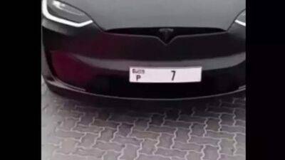 Самый дорогой автомобильный номер установили на обычную Tesla - auto.24tv.ua - Эмираты