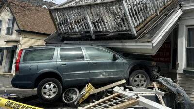 Когда автомобили крепче зданий: Volvo XC70 обрушил балкон дома, но уцелел - autocentre.ua - Сша - штат Массачусетс - штат Нью-Гэмпшир