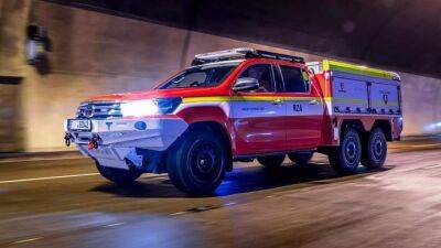 Создано специальный пожарный Toyota Hilux для тушения электромобилей - auto.24tv.ua - Англия - Швеция - Чехия