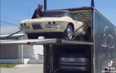 Chevrolet Corvette - Классический Chevrolet Corvette разбили во время доставки владельцу (видео) - autocentre.ua - Сша