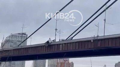 В Киеве с Северного моста в Днепр сбросили железный гараж - autocentre.ua - Киев