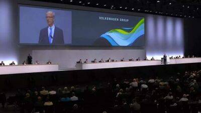 Грета Тунберг - Экоктивисты бросались тортами на ежегодное собрание Volkswagen: видео - auto.24tv.ua - Германия