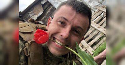 «Роман часто присылал мне фотографии и видео с фронта именно с этими цветами»: в Мукачево расцвели 13 тысяч тюльпанов в память о погибшем герое - fakty.ua - Украина - Закарпатская обл.