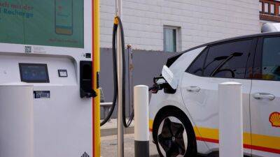 Shell и Volkswagen открыли в Германии первую зарядную станцию Flexpole с уникальной системой аккумуляторов, которая позволяет подключаться к низковольтной сети - autonews.autoua.net - Германия