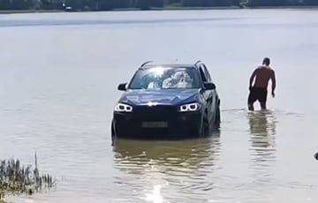 Под Полоцком водитель BMW «припарковался» прямо в озере у пляжа - charter97.org - Белоруссия - Полоцк