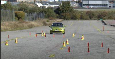 Volkswagen Golf - Volkswagen Golf не впечатлил результатом «лосиного теста» (видео) - autocentre.ua - Швеция