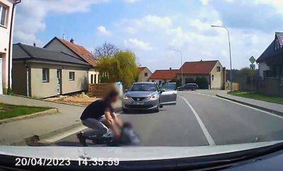 В Чехии ребенок выбежал на дорогу прямо под авто: страшное видео - vinegret.cz - Чехия - Брно