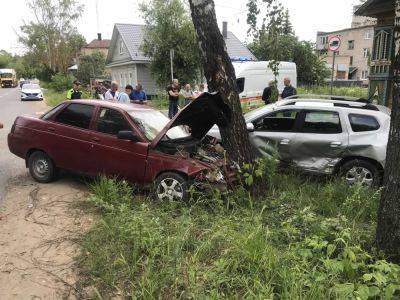 В Кимрах после ДТП на перекрестке автомобили врезались в дерево - afanasy.biz - Тверская обл.