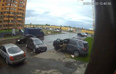В Твери в ЖК «Новый город» камера наблюдения сняла, как автомобиль «припарковался» в дом - afanasy.biz - Тверь - Тверская обл.