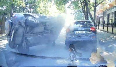 ВИДЕО. В Даугавгриве Toyota врезалась в припаркованные на обочине автомобили и перевернулась - rus.delfi.lv - Латвия