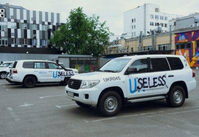 Автомобили ООН в Киеве оклеили надписями "Бесполезные" из-за реакции на подрыв Каховской ГЭС - autocentre.ua - Киев - Украина
