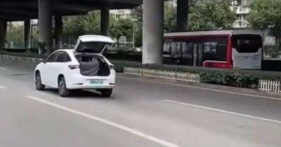 Новейший китайский электромобиль потерял батарею прямо во время движения (видео) - focus.ua - Украина - Китай - Чэнд