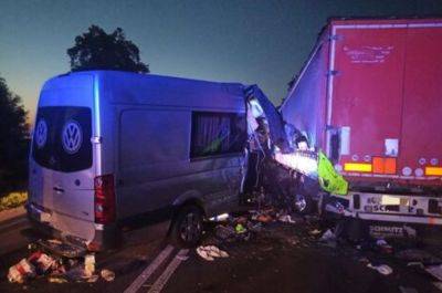 В Польше микроавтобус с украинцами врезался в грузовик: есть жертвы - vchaspik.ua - Украина - Польша