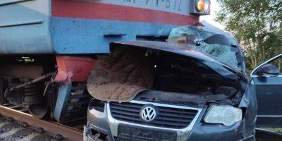 В Черниговской области автомобиль попал под поезд: погибли три человека - nv.ua - Украина - Черниговская обл.