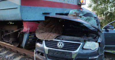 На Черниговщине автомобиль попал под поезд: погибли двое взрослых и ребенок - dsnews.ua - Украина - Черниговская обл.