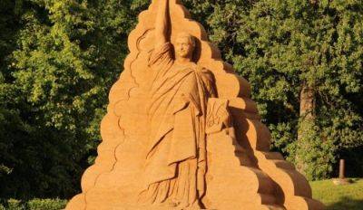 ФОТО. В Эстонии автомобиль протаранил статую Зеленского из песка, которую сделала латвийский скульптор - rus.delfi.lv - Эстония - Латвия