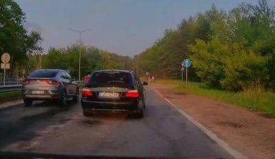 ВИДЕО: Как агрессивный водитель BMW нарушал правила дорожного движения в Бабите - rus.delfi.lv - Латвия