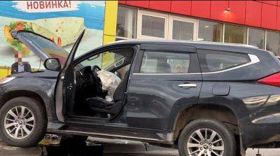 В Конаково автомобиль врезался в забор, который разбил стекло в "Чикенхаузе" - afanasy.biz