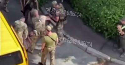 В Одессе военные избили и силой затолкали в авто мужчину: в ТЦК отреагировали (ВИДЕО) - dsnews.ua - Украина - Россия - Одесса