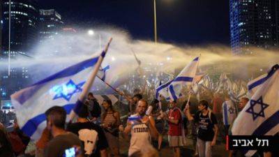 Полиция ударила водометами по протестующим, распылен перцовый газ - vesty.co.il - Израиль - Тель-Авив - Иерусалим