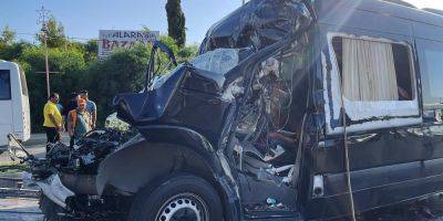 В Турции произошло смертельное ДТП с участием грузовика и микроавтобуса: среди погибших — украинка - nv.ua - Украина - Турция - республика Алания