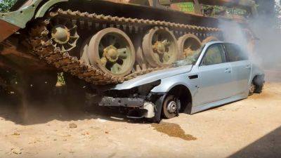 Первый четырехдверный седан BMW M5 раздавили гусеницами танка (видео) - autocentre.ua