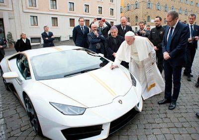 Франциск - Папе Римскому подарили Lamborghini - vinegret.cz - Италия - Чехия - Игил